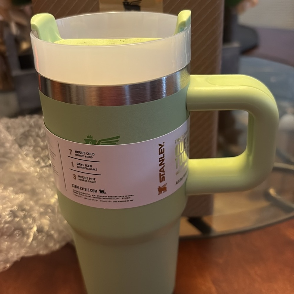 14oz Stanley Flowstate Tumbler in new in box
Color Lime